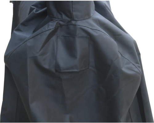 Detail einer grauen Regenjacke mit Kapuze und Tasche.