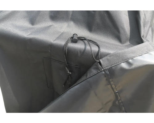 Detailaufnahme einer schwarzen Gartenmöbelabdeckung mit Kordelzug