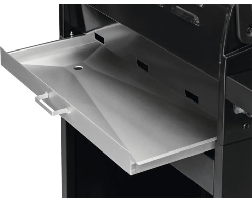 Detailansicht eines Holzkohlegrills mit herausgezogener Ascheschublade