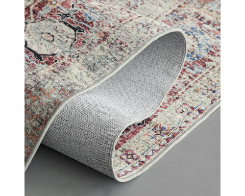 Gerollter Teppich mit gemustertem Design