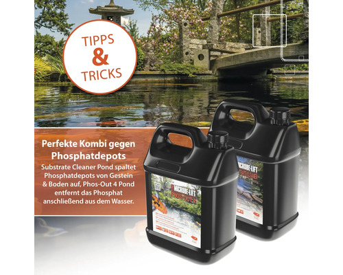 Zwei Behälter Teichreiniger zur Phosphatentfernung vor einem Gartenteich