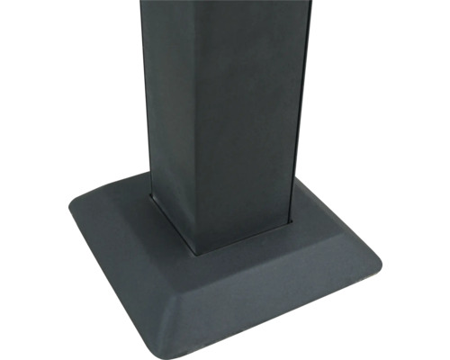 Detailansicht eines Terrassenüberdachungs-Pfostens mit Fußbefestigung