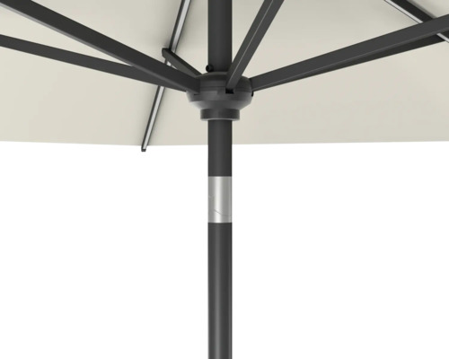 Detailansicht eines Sonnenschirms mit Mast und Streben