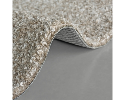 Detailansicht eines getufteten Teppichs mit gewellter Oberfläche