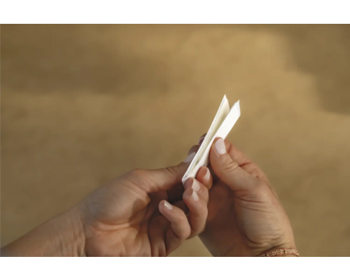 Hände falten ein Papierfilter