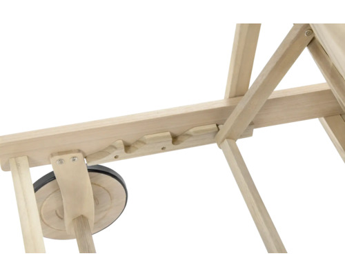 Detailansicht eines hölzernen Kinderspielgeräts mit Scheibe