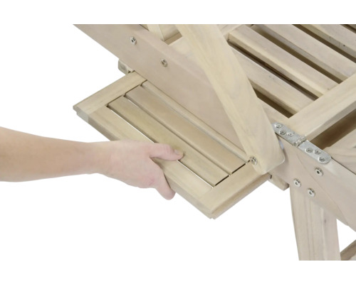 Detailansicht einer Holzliege mit ausziehbarer Ablage