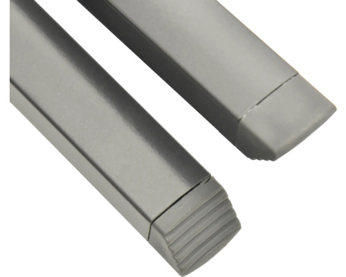 Detailaufnahme von zwei grauen Metallleisten mit Endkappen