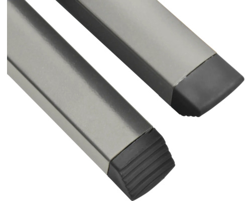 Detailaufnahme von zwei Metallleitern mit Gummifüßen