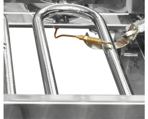 Detailansicht eines Gasgrillbrenners mit Zündelement.