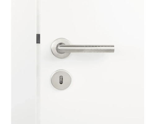 Edelstahl-Türgriff mit Schloss auf einer weißen Tür