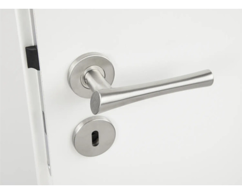 Edelstahl-Türbeschlag an einer weißen Tür