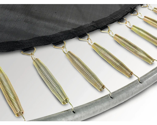 Detailansicht von Trampolinfedern, die Sprungtuch und Rahmen verbinden