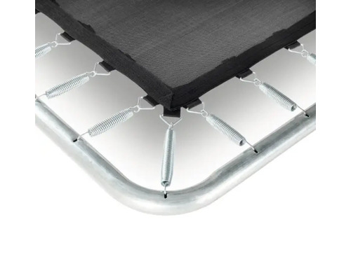 Detailansicht des Trampolins mit Federn und Rahmen.