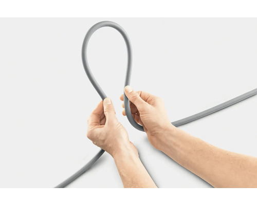 Grauer Schlauch, der von Händen gehalten wird