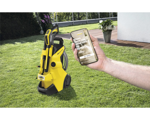 Gelber Kärcher Hochdruckreiniger K4 Power Control mit Smartphone-App auf Rasen