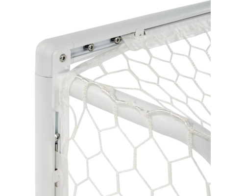 Detailansicht eines Fußballtors mit Netz und weißem Rahmen