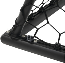 Detailaufnahme von einem Fussballtornetz mit schwarzem Rahmen