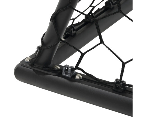 Detailaufnahme von einem Fussballtornetz mit schwarzem Rahmen