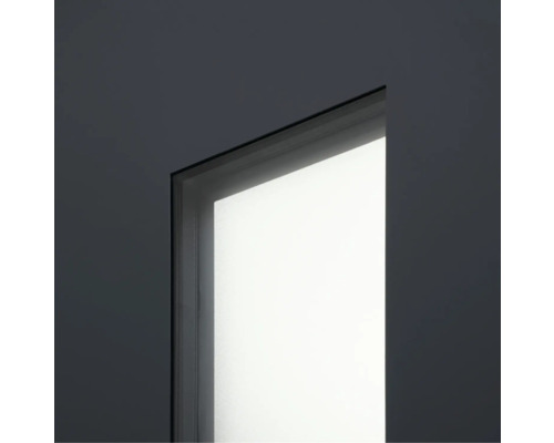 Ausschnitt eines weißen Fensters in dunkler Umgebung