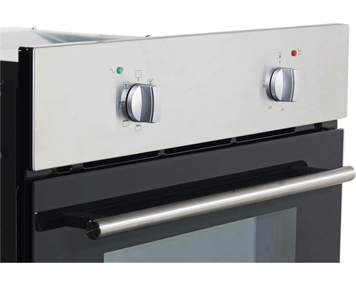 Nahaufnahme eines Backofens mit Bedienelementen und Griff