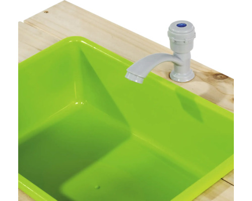 Grünes Spielbecken mit Wasserhahn auf Holztisch
