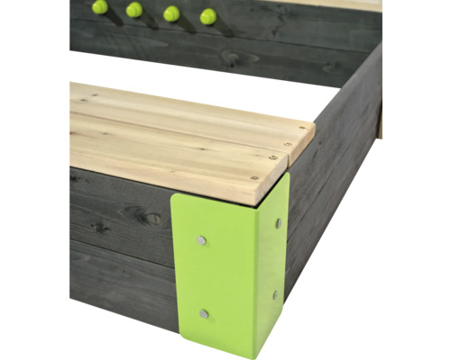 Detailansicht eines Sandkastens aus Holz mit grünen Eckverbindungen