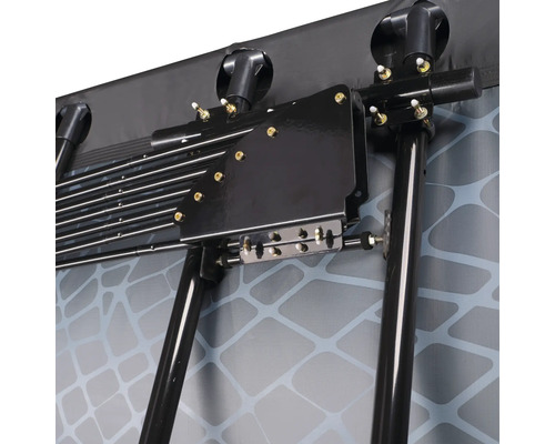 Detailansicht einer Wäschespinne mit schwarzem Gestell und grauer Wäscheleine