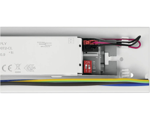 Innenansicht einer LED-Leuchte mit Verkabelung und Schalter