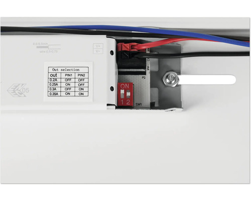 Detailansicht einer elektronischen Steuerung mit Anschlüssen und Einstellmöglichkeiten