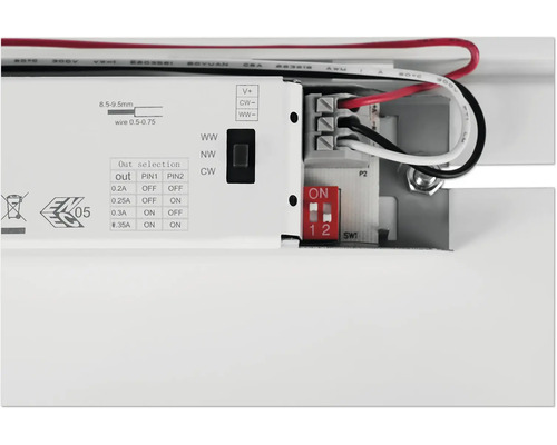 Detailansicht eines elektronischen Geräts mit Schaltern und Anschlüssen für die Verkabelung.