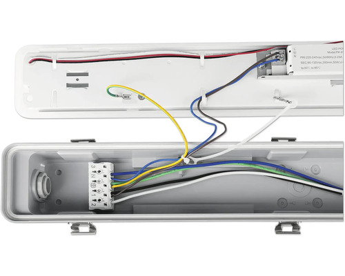 Innenansicht einer LED-Feuchtraumleuchte mit geöffnetem Gehäuse und elektrischen Anschlüssen