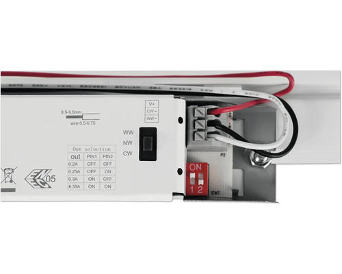 Detailaufnahme eines elektronischen Geräts mit Anschlüssen und Schaltern.