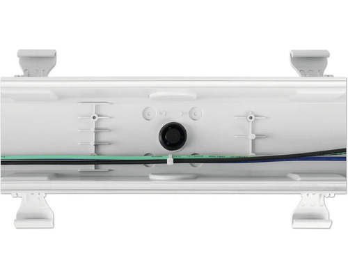 Detailansicht eines weißen Kabelkanals mit Kabeln