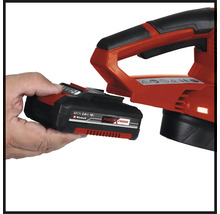 Einsetzen eines Einhell Power X-Change Akkus in ein Gartengerät