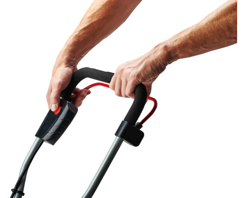 Bedienung eines Rasenmähers mit Griff und Startknopf