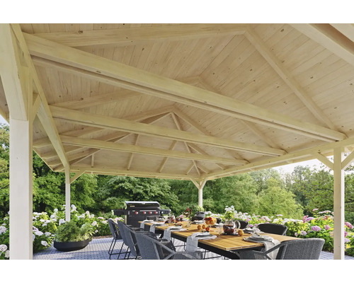 Holzpavillon mit Esstisch, Stühlen und Grill im Garten.