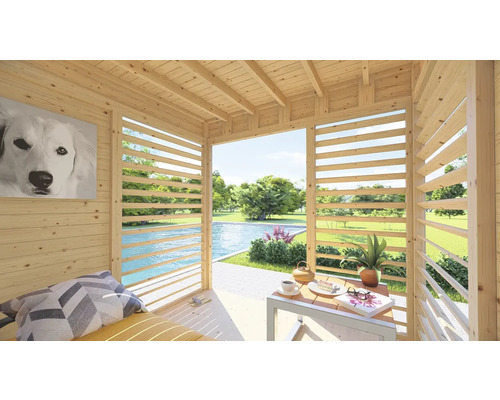 Helle Holzhütte mit Blick auf einen Pool und Garten. Innenraum mit Kissen und Tisch mit Teekanne.