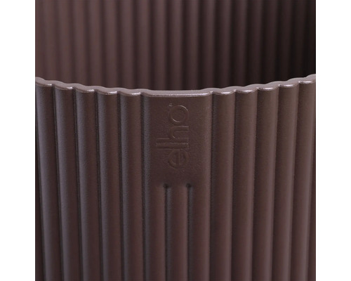 Detailansicht eines braunen Blumentopfs mit gerippter Textur und dem Elho Logo