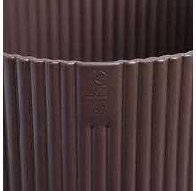 Detailansicht eines braunen Blumentopfes mit Elho Logo.