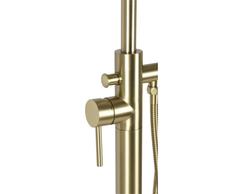 Detailaufnahme einer goldenen Badewannenarmatur