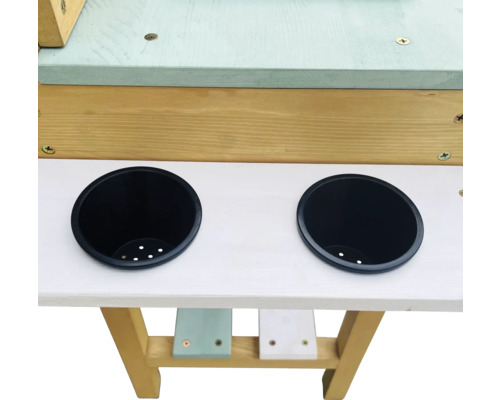 Detailansicht eines Kinderspielplatzes mit zwei Behältern