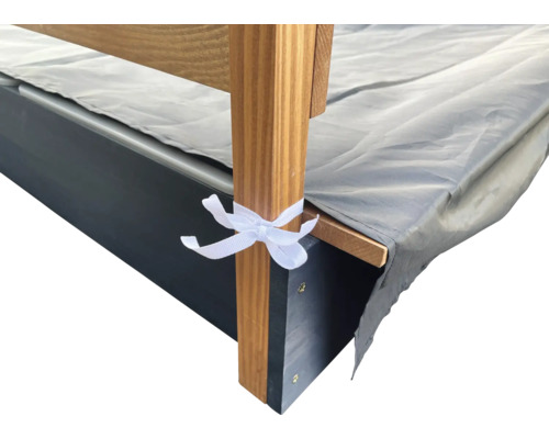 Detailansicht eines Hochbeets mit Schutzabdeckung und Befestigungsband