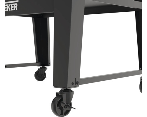 Detailansicht von einem Grillwagen mit Rollen.