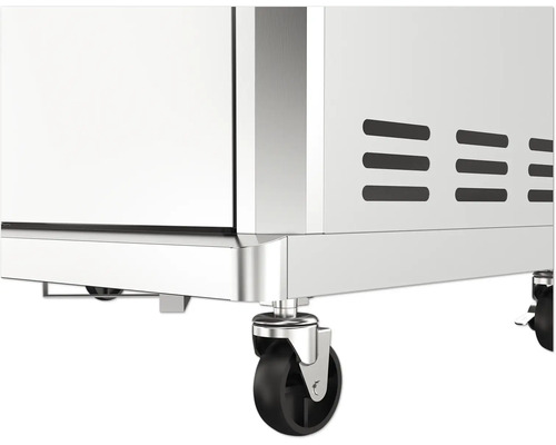 Detailansicht eines Schranks aus Stahl mit Rollen
