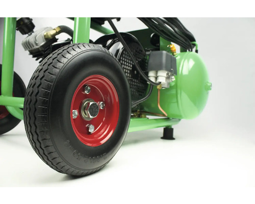 Detailaufnahme eines fahrbaren Kompressors mit Luftreifen.