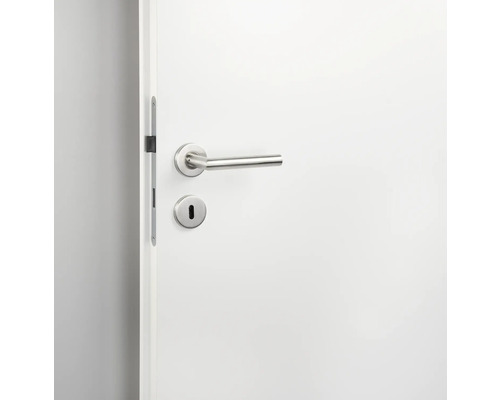 Weiße Tür mit Türgriff aus Edelstahl