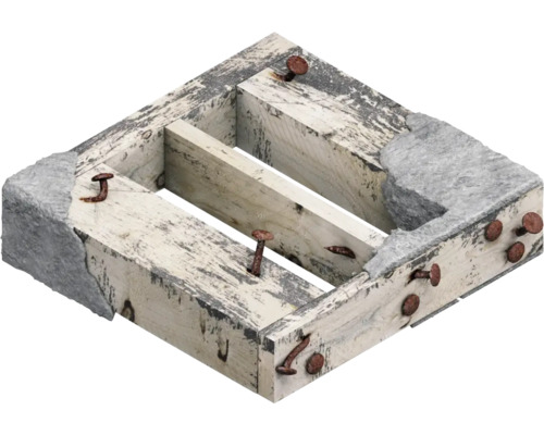 Holzrahmen mit Nägeln und Betonresten
