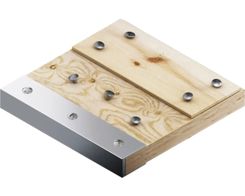 Holzbrett mit Metallleiste und Befestigungselementen