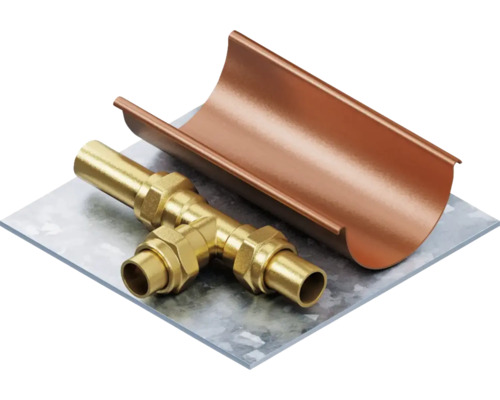 Messing T-Stück und Kupfer Regenrinne auf einer Metallplatte